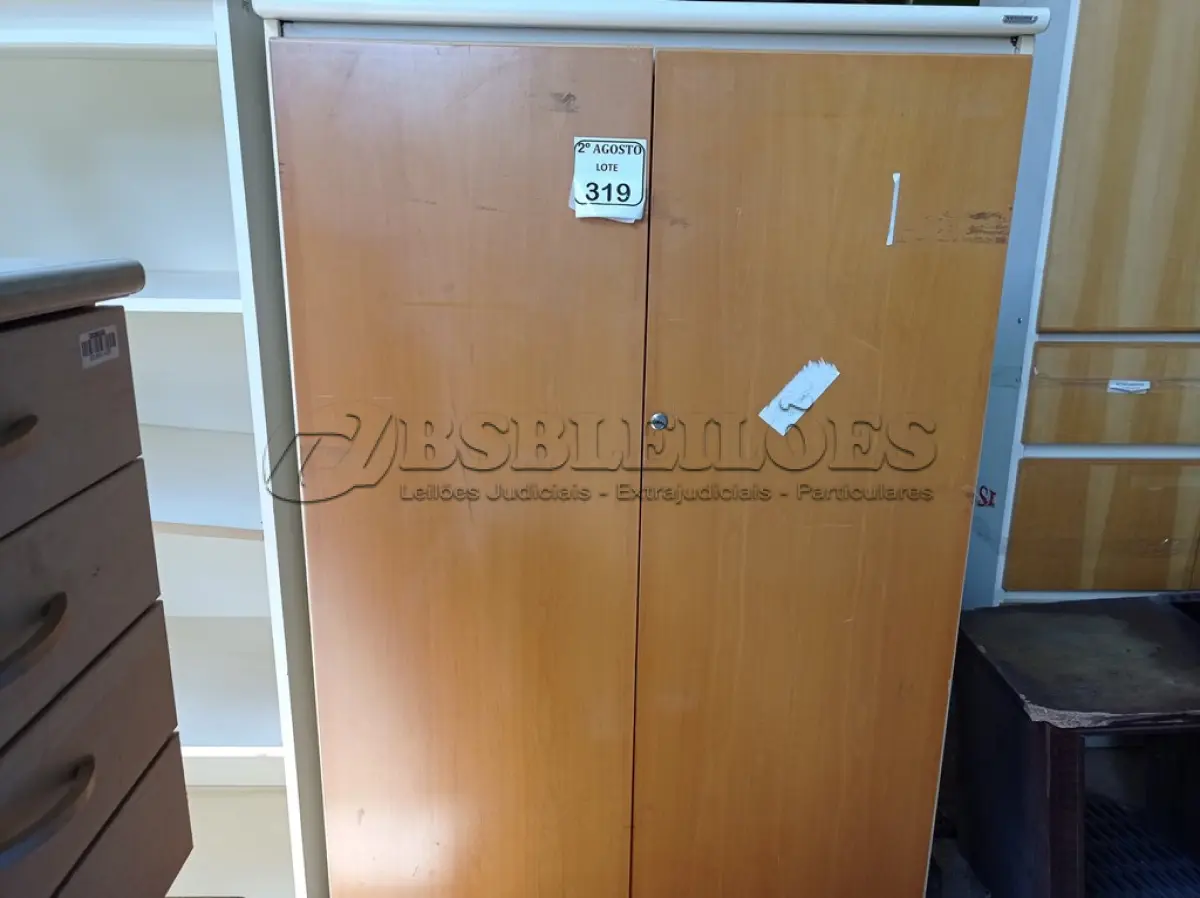 LOTE 319 - 01 ARMÁRIO EM MADEIRA PARA ESCRITÓRIO COM DUAS PORTAS E DUAS PRATELEIRAS. (NO ESTADO) ATENÇÃO! FAZER A VISITAÇÃO ANTES DE ARREMATAR, NÃO SABEMOS SE FUNCIONA. LEILÃO NÃO TEM GARANTIA E NEM DEVOLUÇÃO, SUJEITO A POSSÍVEIS AVARIAS VISÍVEIS/OCULTAS E/OU AUSÊNCIA DE COMPONENTES.