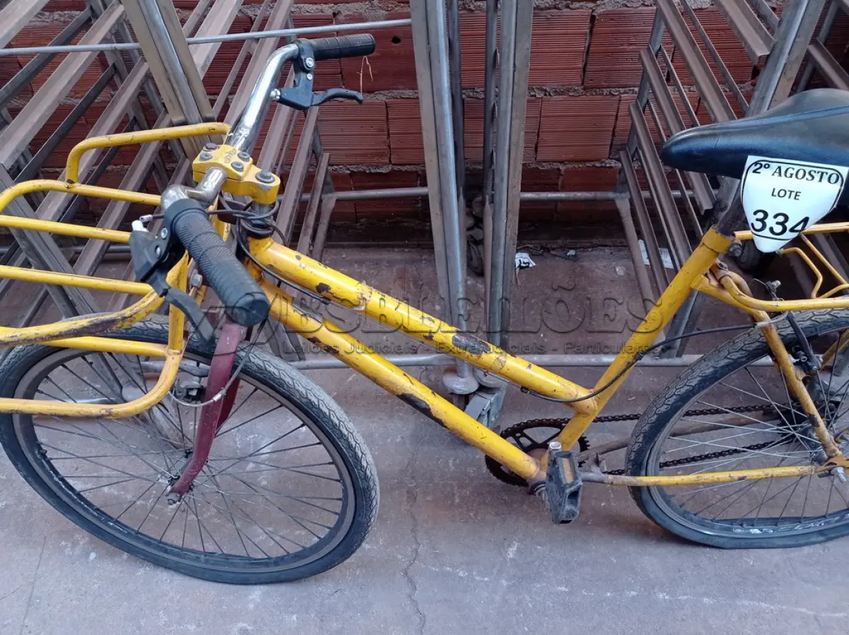 LOTE 334 - 01 BICICLETA ARO 26 CARGUEIRA NA COR AMARELA.  (NO ESTADO) ATENÇÃO! FAZER A VISITAÇÃO ANTES DE ARREMATAR, NÃO SABEMOS SE FUNCIONA. LEILÃO NÃO TEM GARANTIA E NEM DEVOLUÇÃO, SUJEITO A POSSÍVEIS AVARIAS VISÍVEIS/OCULTAS E/OU AUSÊNCIA DE COMPONENTES.