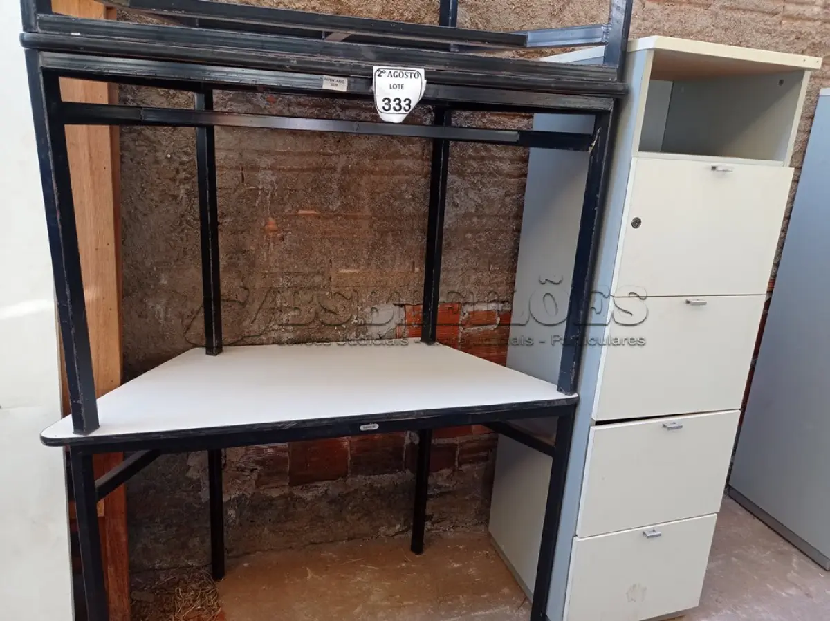 LOTE 333 - 03 MESAS EM MADEIRA COM BASE EM FERRO DE CANTO E 01 ARQUIVO EM MADEIRA COM 04 GAVETAS.  (NO ESTADO) ATENÇÃO! FAZER A VISITAÇÃO ANTES DE ARREMATAR, NÃO SABEMOS SE FUNCIONA. LEILÃO NÃO TEM GARANTIA E NEM DEVOLUÇÃO, SUJEITO A POSSÍVEIS AVARIAS VISÍVEIS/OCULTAS E/OU AUSÊNCIA DE COMPONENTES.