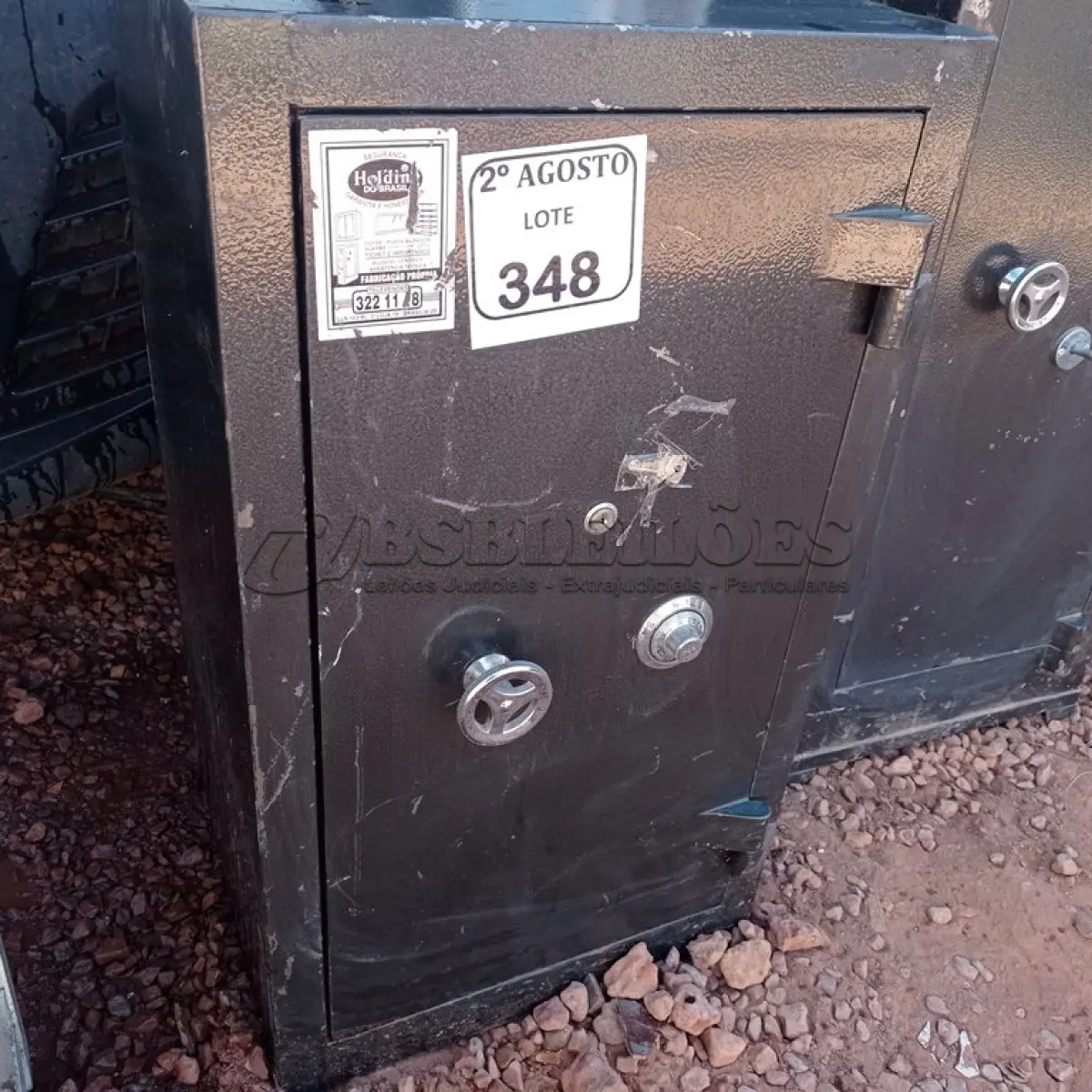 LOTE 348 - 01 COFRE EM AÇO SEM CHAVE. (NO ESTADO) ATENÇÃO! FAZER A VISITAÇÃO ANTES DE ARREMATAR, NÃO SABEMOS SE FUNCIONA. LEILÃO NÃO TEM GARANTIA E NEM DEVOLUÇÃO, SUJEITO A POSSÍVEIS AVARIAS VISÍVEIS/OCULTAS E/OU AUSÊNCIA DE COMPONENTES.