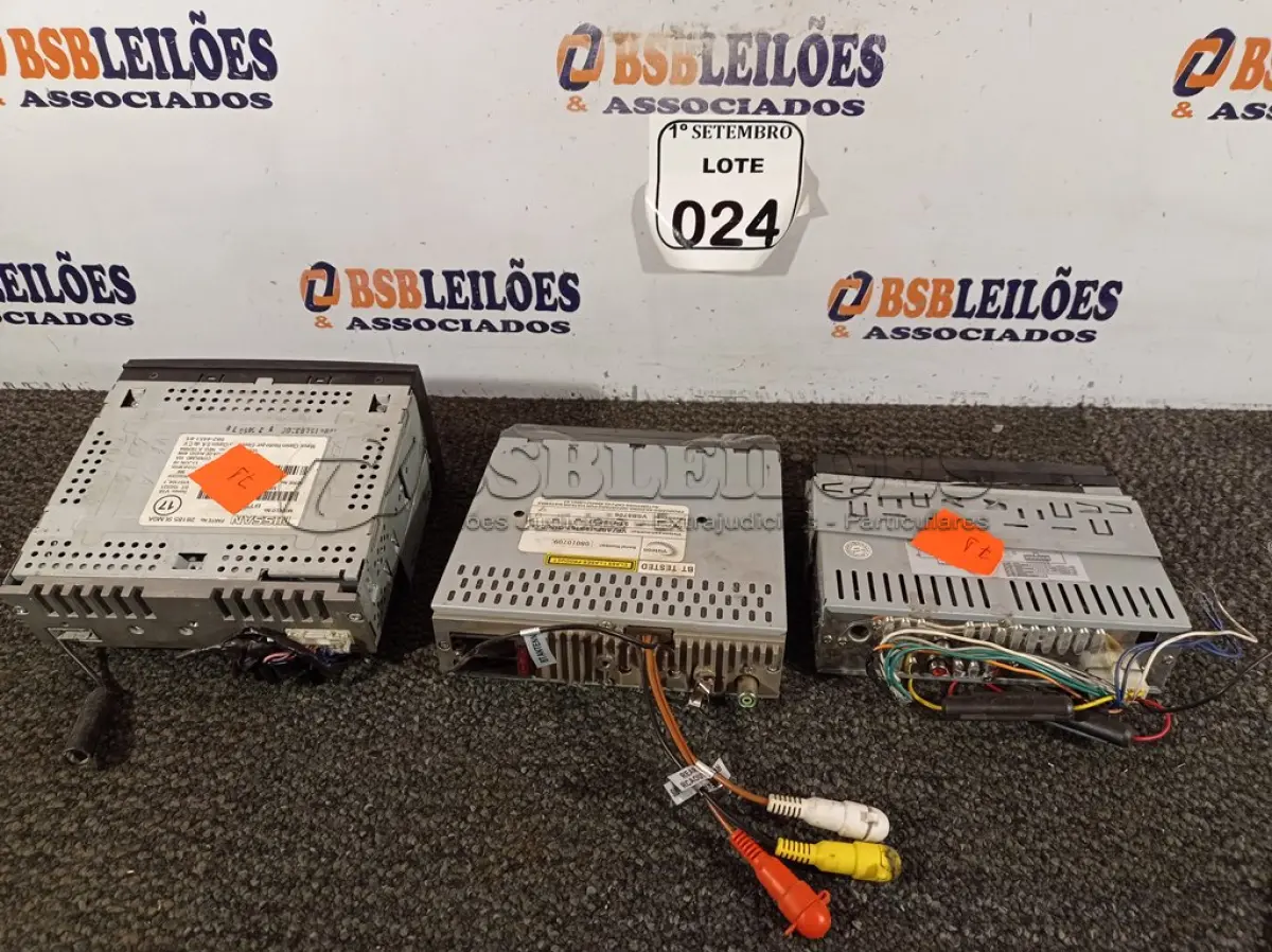 LOTE 024 - 03 APARELHOS DE SOM AUTOMOTIVO MARCAS E MODELOS DIVERSOS. (NO ESTADO) ATENÇÃO! FAZER A VISITAÇÃO ANTES DE ARREMATAR, NÃO SABEMOS SE FUNCIONA. LEILÃO NÃO TEM GARANTIA E NEM DEVOLUÇÃO, SUJEITO A POSSÍVEIS AVARIAS VISÍVEIS/OCULTAS E/OU AUSÊNCIA DE COMPONENTES.