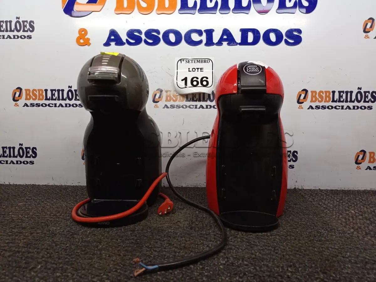 LOTE 166 - 02 CAFETEIRAS DE CAPSULAS SENDO UMA NESCAFE E A OUTRA ARNO, COM AVARIAS. (NO ESTADO) ATENÇÃO! FAZER A VISITAÇÃO ANTES DE ARREMATAR, NÃO SABEMOS SE FUNCIONA. LEILÃO NÃO TEM GARANTIA E NEM DEVOLUÇÃO, SUJEITO A POSSÍVEIS AVARIAS VISÍVEIS/OCULTAS E/OU AUSÊNCIA DE COMPONENTES.