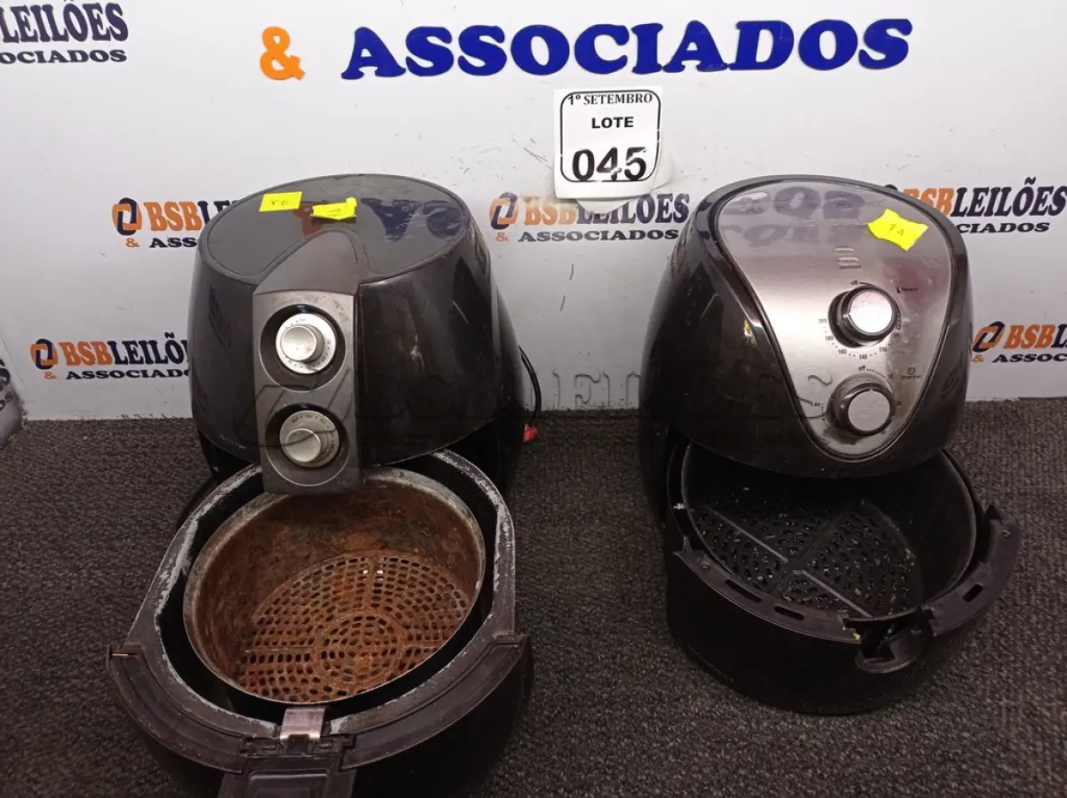 LOTE 045 - 02 AIR FRYES 220V SENDO 01 MONDIAL. (NO ESTADO) ATENÇÃO! FAZER A VISITAÇÃO ANTES DE ARREMATAR, NÃO SABEMOS SE FUNCIONA. LEILÃO NÃO TEM GARANTIA E NEM DEVOLUÇÃO, SUJEITO A POSSÍVEIS AVARIAS VISÍVEIS/OCULTAS E/OU AUSÊNCIA DE COMPONENTES.