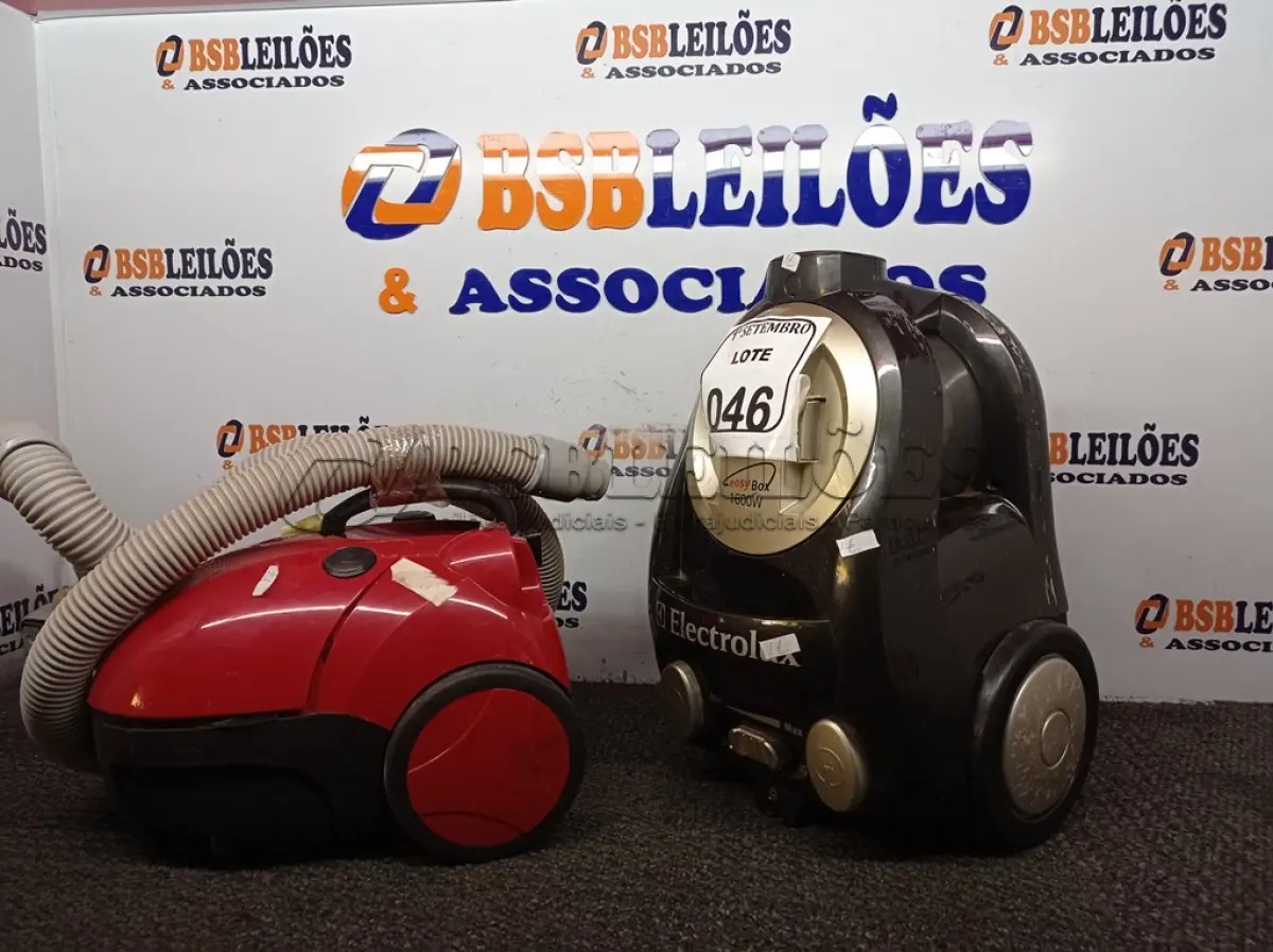 LOTE 046 - 02 ASPIRADORES DE PÓ ELECTROLUX COM AVARIAS. (NO ESTADO) ATENÇÃO! FAZER A VISITAÇÃO ANTES DE ARREMATAR, NÃO SABEMOS SE FUNCIONA. LEILÃO NÃO TEM GARANTIA E NEM DEVOLUÇÃO, SUJEITO A POSSÍVEIS AVARIAS VISÍVEIS/OCULTAS E/OU AUSÊNCIA DE COMPONENTES.