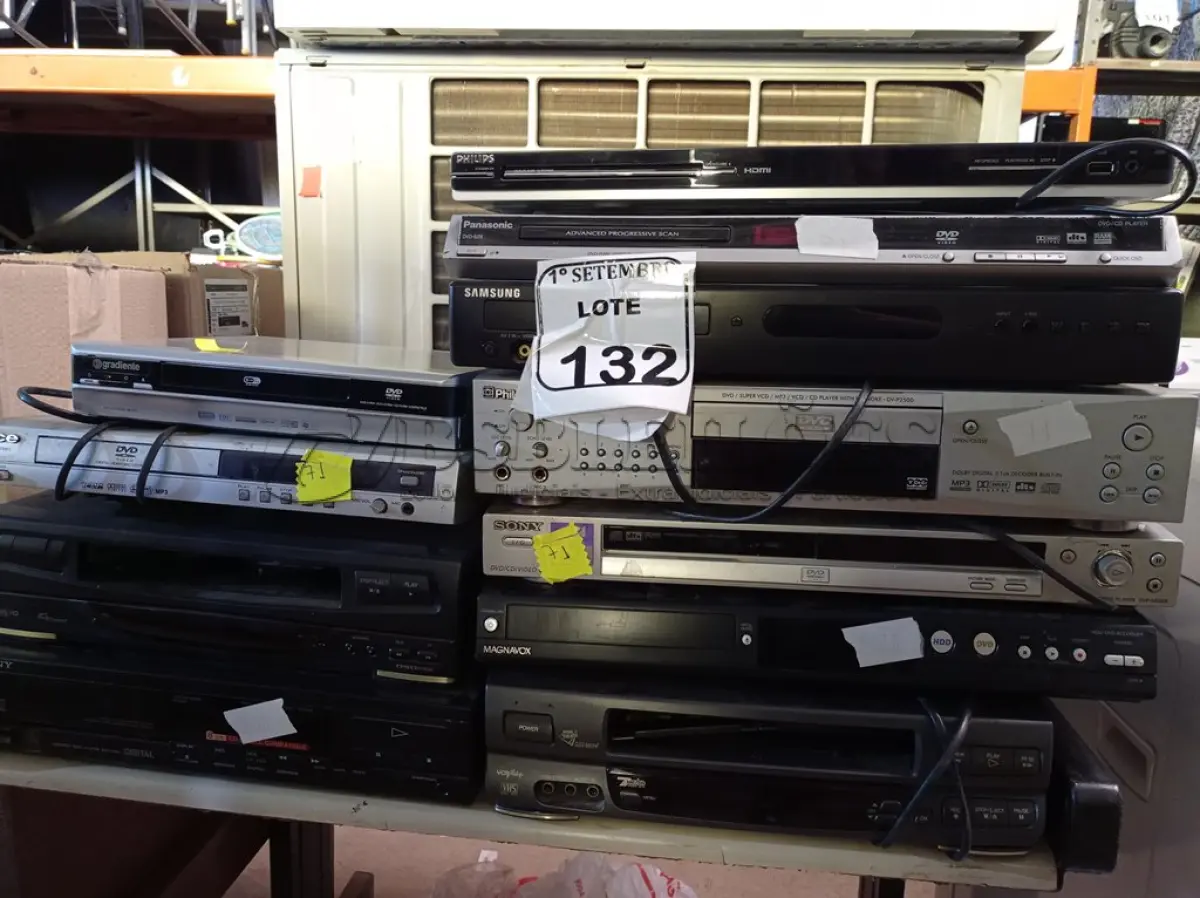 LOTE 132 - 02 VIDEOCASSETES E DIVERSOS APARELHOS DVDS MARCAS E MODELOS DIVERSOS. (NO ESTADO) ATENÇÃO! FAZER A VISITAÇÃO ANTES DE ARREMATAR, NÃO SABEMOS SE FUNCIONA. LEILÃO NÃO TEM GARANTIA E NEM DEVOLUÇÃO, SUJEITO A POSSÍVEIS AVARIAS VISÍVEIS/OCULTAS E/OU AUSÊNCIA DE COMPONENTES.