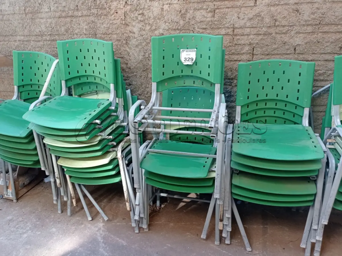 LOTE 329 - 01 LOTE COM CADEIRAS NA COR VERDE COM AVARIAS. (NO ESTADO) ATENÇÃO! FAZER A VISITAÇÃO ANTES DE ARREMATAR, NÃO SABEMOS SE FUNCIONA. LEILÃO NÃO TEM GARANTIA E NEM DEVOLUÇÃO, SUJEITO A POSSÍVEIS AVARIAS VISÍVEIS/OCULTAS E/OU AUSÊNCIA DE COMPONENTES.