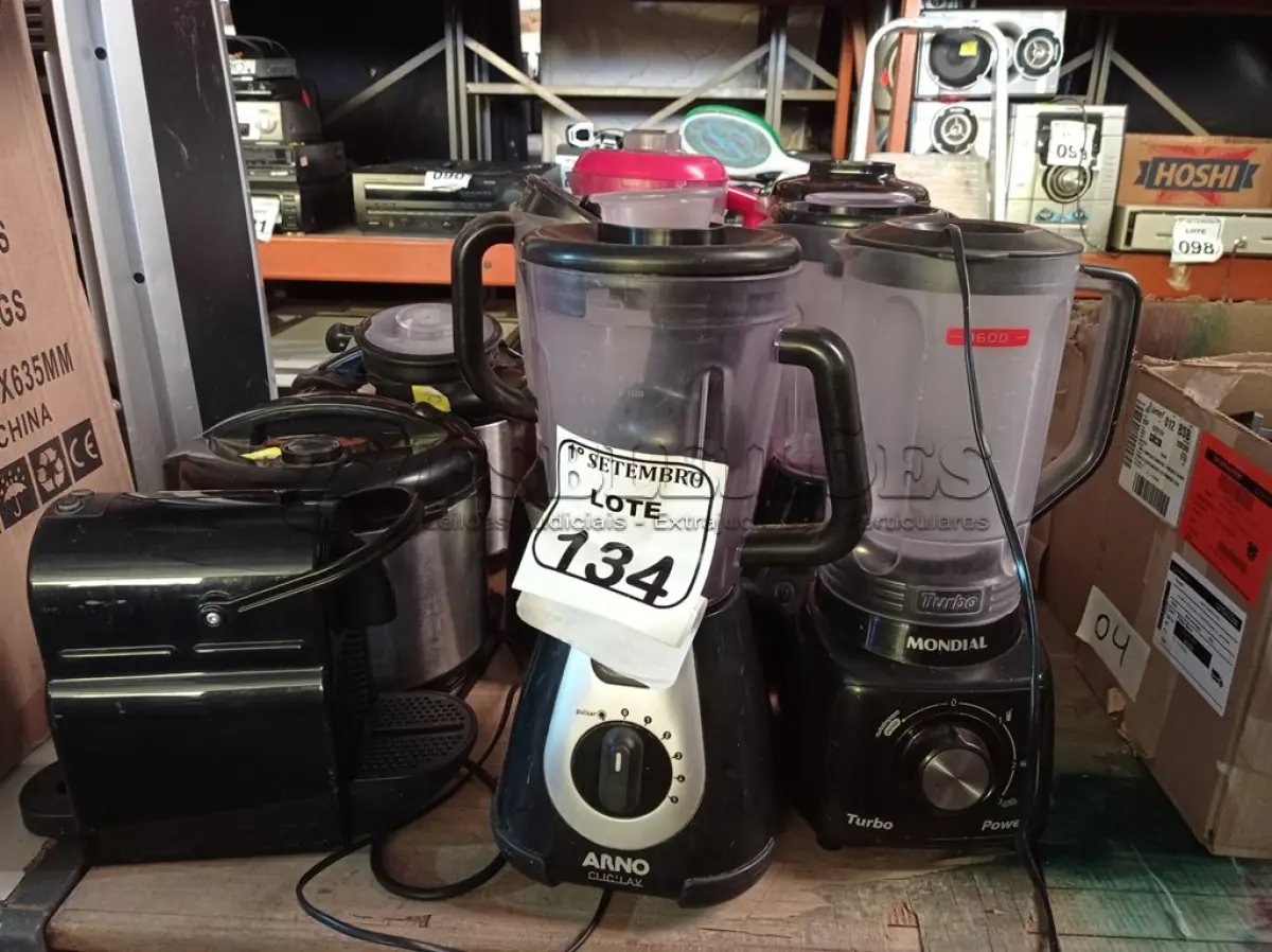 LOTE 134 - 06 LIQUIDIFICADORES MARCAS E MODELOS DIVERSOS, 01 CAFETEIRA INCOMPLETA E 02 PANELAS ELÉTRICAS. (NO ESTADO) ATENÇÃO! FAZER A VISITAÇÃO ANTES DE ARREMATAR, NÃO SABEMOS SE FUNCIONA. LEILÃO NÃO TEM GARANTIA E NEM DEVOLUÇÃO, SUJEITO A POSSÍVEIS AVARIAS VISÍVEIS/OCULTAS E/OU AUSÊNCIA DE COMPONENTES.