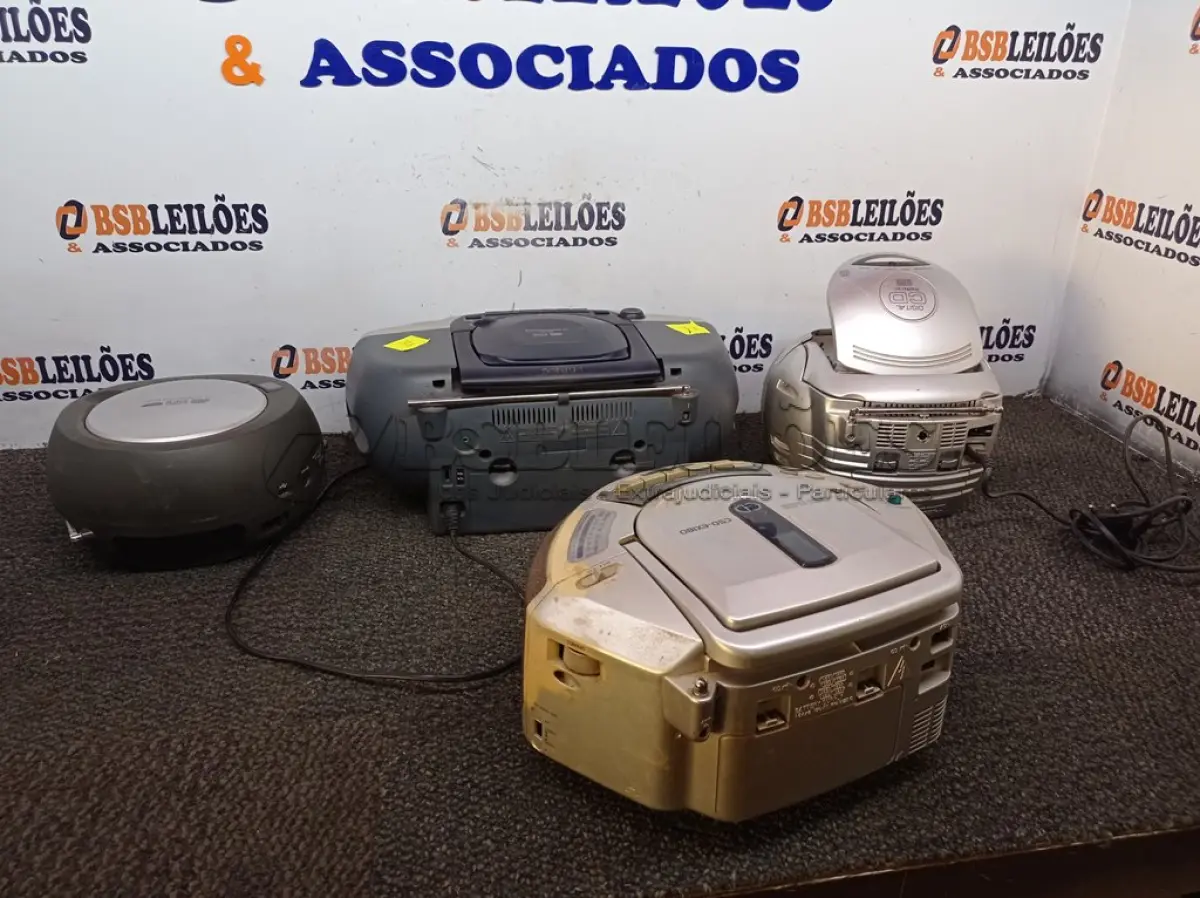 LOTE 113 - 04 RÁDIOS MICROSYSTEM MARCAS E MODELOS DIVERSOS. (NO ESTADO) ATENÇÃO! FAZER A VISITAÇÃO ANTES DE ARREMATAR, NÃO SABEMOS SE FUNCIONA. LEILÃO NÃO TEM GARANTIA E NEM DEVOLUÇÃO, SUJEITO A POSSÍVEIS AVARIAS VISÍVEIS/OCULTAS E/OU AUSÊNCIA DE COMPONENTES.