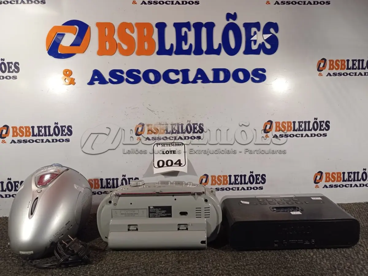 LOTE 004 - 03 RÁDIOS MODELOS DIVERSOS, SENDO 01 TOCA CDS, 01 MICROSYSTEM E 01 IHOME. (NO ESTADO) ATENÇÃO! FAZER A VISITAÇÃO ANTES DE ARREMATAR, NÃO SABEMOS SE FUNCIONA. LEILÃO NÃO TEM GARANTIA E NEM DEVOLUÇÃO, SUJEITO A POSSÍVEIS AVARIAS VISÍVEIS/OCULTAS E/OU AUSÊNCIA DE COMPONENTES.