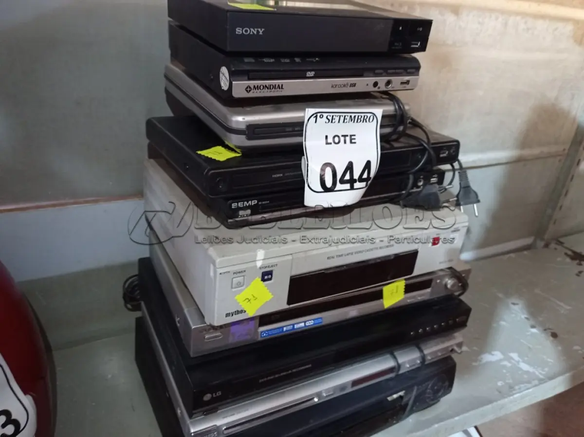 LOTE 044 - 02 VIDEOCASSETES E VÁRIOS DVDS MARCAS E MODELOS DIVERSOS. (NO ESTADO) ATENÇÃO! FAZER A VISITAÇÃO ANTES DE ARREMATAR, NÃO SABEMOS SE FUNCIONA. LEILÃO NÃO TEM GARANTIA E NEM DEVOLUÇÃO, SUJEITO A POSSÍVEIS AVARIAS VISÍVEIS/OCULTAS E/OU AUSÊNCIA DE COMPONENTES.