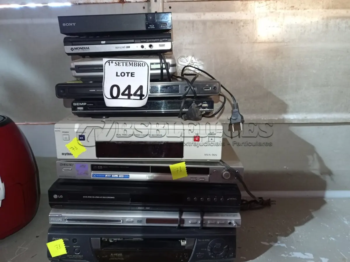 LOTE 044 - 02 VIDEOCASSETES E VÁRIOS DVDS MARCAS E MODELOS DIVERSOS. (NO ESTADO) ATENÇÃO! FAZER A VISITAÇÃO ANTES DE ARREMATAR, NÃO SABEMOS SE FUNCIONA. LEILÃO NÃO TEM GARANTIA E NEM DEVOLUÇÃO, SUJEITO A POSSÍVEIS AVARIAS VISÍVEIS/OCULTAS E/OU AUSÊNCIA DE COMPONENTES.