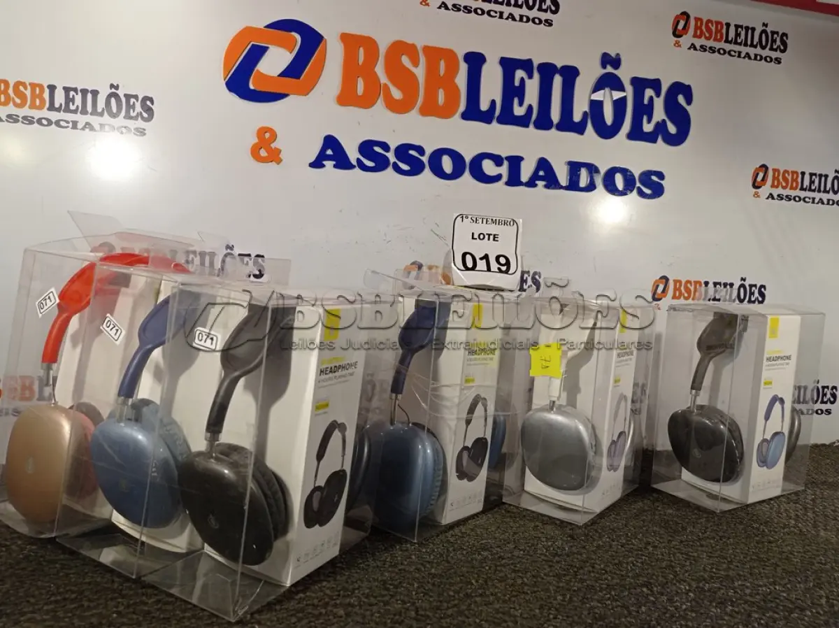 LOTE 019 - 06 HEADPHONES COM AVARIAS. (NO ESTADO) ATENÇÃO! FAZER A VISITAÇÃO ANTES DE ARREMATAR, NÃO SABEMOS SE FUNCIONA. LEILÃO NÃO TEM GARANTIA E NEM DEVOLUÇÃO, SUJEITO A POSSÍVEIS AVARIAS VISÍVEIS/OCULTAS E/OU AUSÊNCIA DE COMPONENTES.