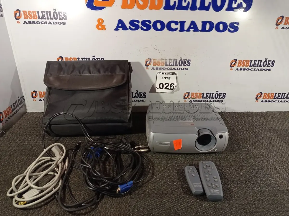LOTE 026 - 01 PROJETOR MULTIMÍDIA MARCA INFOCUS. (NO ESTADO) ATENÇÃO! FAZER A VISITAÇÃO ANTES DE ARREMATAR, NÃO SABEMOS SE FUNCIONA. LEILÃO NÃO TEM GARANTIA E NEM DEVOLUÇÃO, SUJEITO A POSSÍVEIS AVARIAS VISÍVEIS/OCULTAS E/OU AUSÊNCIA DE COMPONENTES.