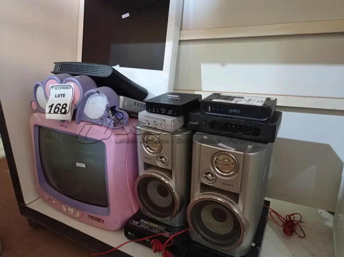 LOTE 168 - 01 TV DE TUBO, 02 CAIXAS DE SOM, 01 MONITOR IMAC E DIVERSOS ELETRÔNICOS PARA A RETIRADA DE PEÇAS. (NO ESTADO) ATENÇÃO! FAZER A VISITAÇÃO ANTES DE ARREMATAR, NÃO SABEMOS SE FUNCIONA. LEILÃO NÃO TEM GARANTIA E NEM DEVOLUÇÃO, SUJEITO A POSSÍVEIS AVARIAS VISÍVEIS/OCULTAS E/OU AUSÊNCIA DE COMPONENTES.