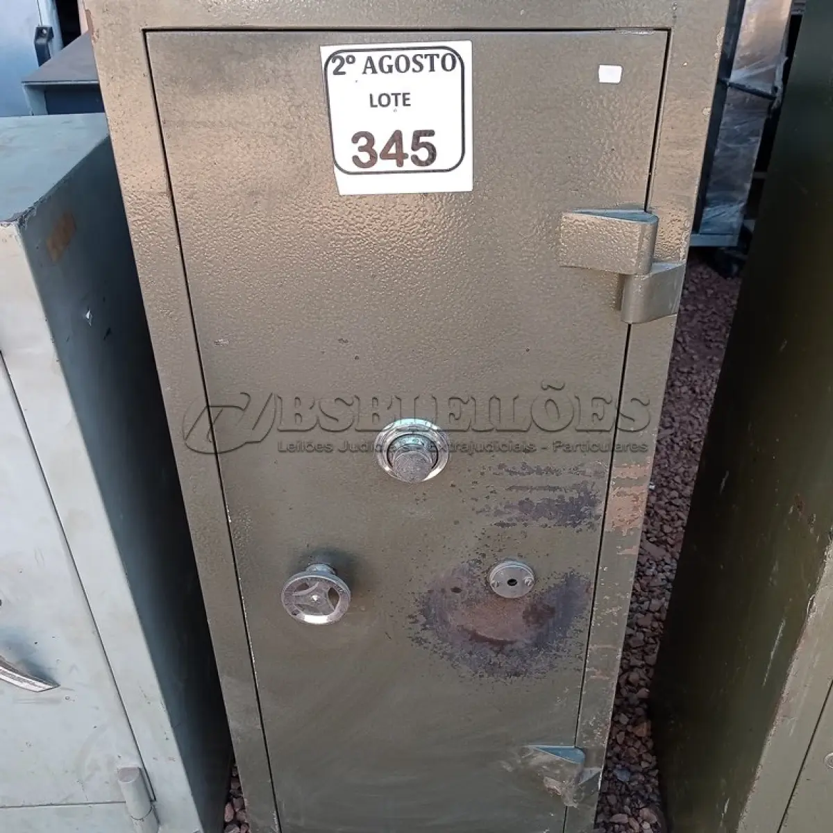 LOTE 345 - 01 COFRE EM AÇO SEM CHAVE. (NO ESTADO) ATENÇÃO! FAZER A VISITAÇÃO ANTES DE ARREMATAR, NÃO SABEMOS SE FUNCIONA. LEILÃO NÃO TEM GARANTIA E NEM DEVOLUÇÃO, SUJEITO A POSSÍVEIS AVARIAS VISÍVEIS/OCULTAS E/OU AUSÊNCIA DE COMPONENTES.