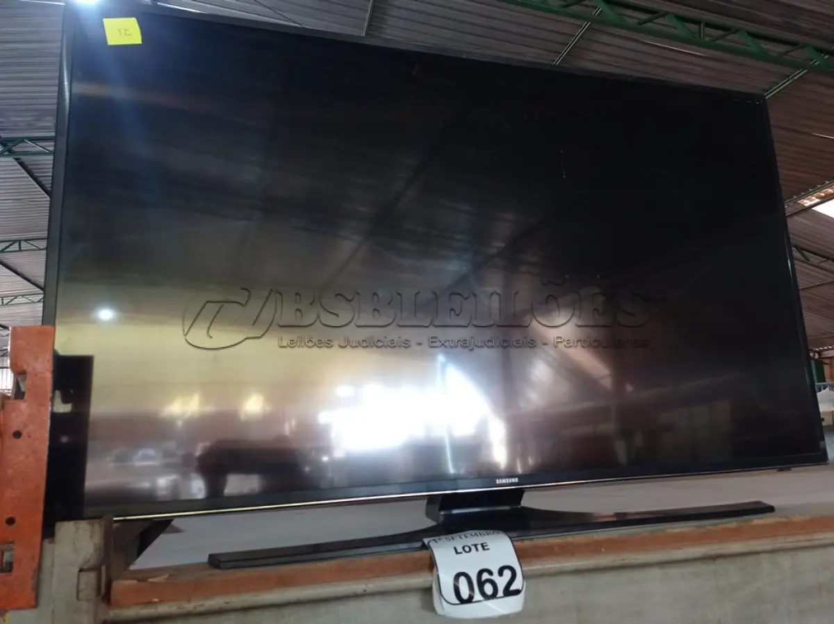 LOTE 062 - 01 TV SAMSUMG 48 POLEGADAS 220V. (NO ESTADO) ATENÇÃO! FAZER A VISITAÇÃO ANTES DE ARREMATAR, NÃO SABEMOS SE FUNCIONA. LEILÃO NÃO TEM GARANTIA E NEM DEVOLUÇÃO, SUJEITO A POSSÍVEIS AVARIAS VISÍVEIS/OCULTAS E/OU AUSÊNCIA DE COMPONENTES.