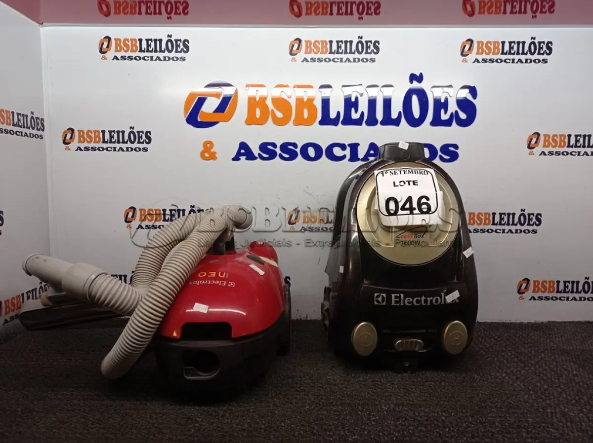 LOTE 046 - 02 ASPIRADORES DE PÓ ELECTROLUX COM AVARIAS. (NO ESTADO) ATENÇÃO! FAZER A VISITAÇÃO ANTES DE ARREMATAR, NÃO SABEMOS SE FUNCIONA. LEILÃO NÃO TEM GARANTIA E NEM DEVOLUÇÃO, SUJEITO A POSSÍVEIS AVARIAS VISÍVEIS/OCULTAS E/OU AUSÊNCIA DE COMPONENTES.