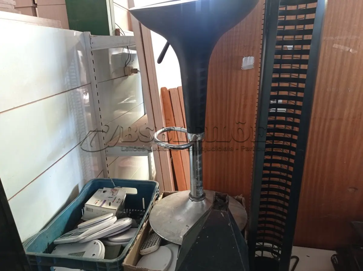 LOTE 351 - 01 LOTE COM GRANDE QUANTIDADE DE BALANÇAS DIGITAIS, 01 BANQUETA E 01 EXPOSITOR PARA CDS. (NO ESTADO) ATENÇÃO! FAZER A VISITAÇÃO ANTES DE ARREMATAR, NÃO SABEMOS SE FUNCIONA. LEILÃO NÃO TEM GARANTIA E NEM DEVOLUÇÃO, SUJEITO A POSSÍVEIS AVARIAS VISÍVEIS/OCULTAS E/OU AUSÊNCIA DE COMPONENTES.