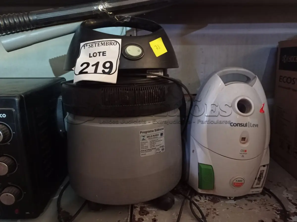 LOTE 219 - 02 ASPIRADORES DE PÓ SENDO 01 CONSUL E ELECTROLUX. (NO ESTADO) ATENÇÃO! FAZER A VISITAÇÃO ANTES DE ARREMATAR, NÃO SABEMOS SE FUNCIONA. LEILÃO NÃO TEM GARANTIA E NEM DEVOLUÇÃO, SUJEITO A POSSÍVEIS AVARIAS VISÍVEIS/OCULTAS E/OU AUSÊNCIA DE COMPONENTES.