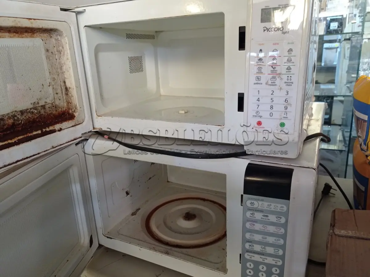 LOTE 268 - 04 MICROONDAS MARCAS E MODELOS DIVERSOS. (NO ESTADO) ATENÇÃO! FAZER A VISITAÇÃO ANTES DE ARREMATAR, NÃO SABEMOS SE FUNCIONA. LEILÃO NÃO TEM GARANTIA E NEM DEVOLUÇÃO, SUJEITO A POSSÍVEIS AVARIAS VISÍVEIS/OCULTAS E/OU AUSÊNCIA DE COMPONENTES.