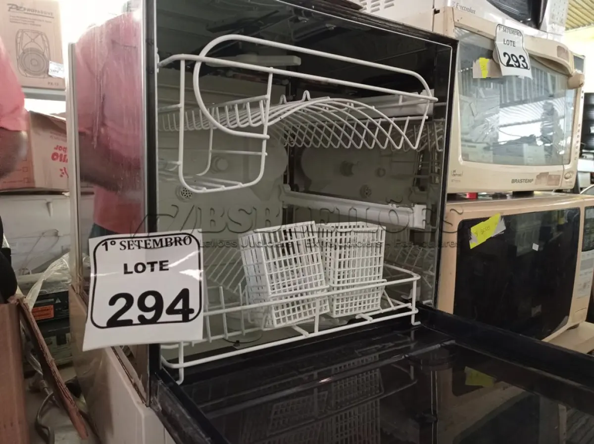 LOTE 294 - 01 LAVA-LOUÇA ENXUTA 220VOLTS. (NO ESTADO) ATENÇÃO! FAZER A VISITAÇÃO ANTES DE ARREMATAR, NÃO SABEMOS SE FUNCIONA. LEILÃO NÃO TEM GARANTIA E NEM DEVOLUÇÃO, SUJEITO A POSSÍVEIS AVARIAS VISÍVEIS/OCULTAS E/OU AUSÊNCIA DE COMPONENTES.