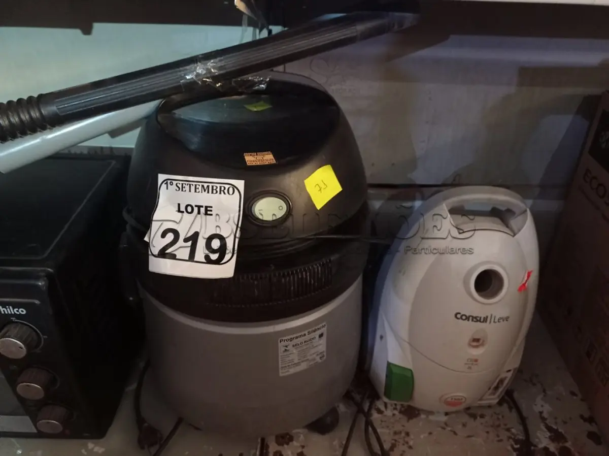 LOTE 219 - 02 ASPIRADORES DE PÓ SENDO 01 CONSUL E ELECTROLUX. (NO ESTADO) ATENÇÃO! FAZER A VISITAÇÃO ANTES DE ARREMATAR, NÃO SABEMOS SE FUNCIONA. LEILÃO NÃO TEM GARANTIA E NEM DEVOLUÇÃO, SUJEITO A POSSÍVEIS AVARIAS VISÍVEIS/OCULTAS E/OU AUSÊNCIA DE COMPONENTES.