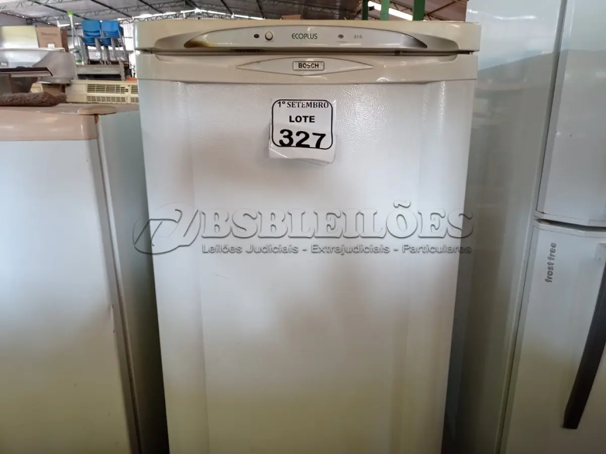 LOTE 327 - 01 GELADEIRA BOSCH. (NO ESTADO) ATENÇÃO! FAZER A VISITAÇÃO ANTES DE ARREMATAR, NÃO SABEMOS SE FUNCIONA. LEILÃO NÃO TEM GARANTIA E NEM DEVOLUÇÃO, SUJEITO A POSSÍVEIS AVARIAS VISÍVEIS/OCULTAS E/OU AUSÊNCIA DE COMPONENTES.