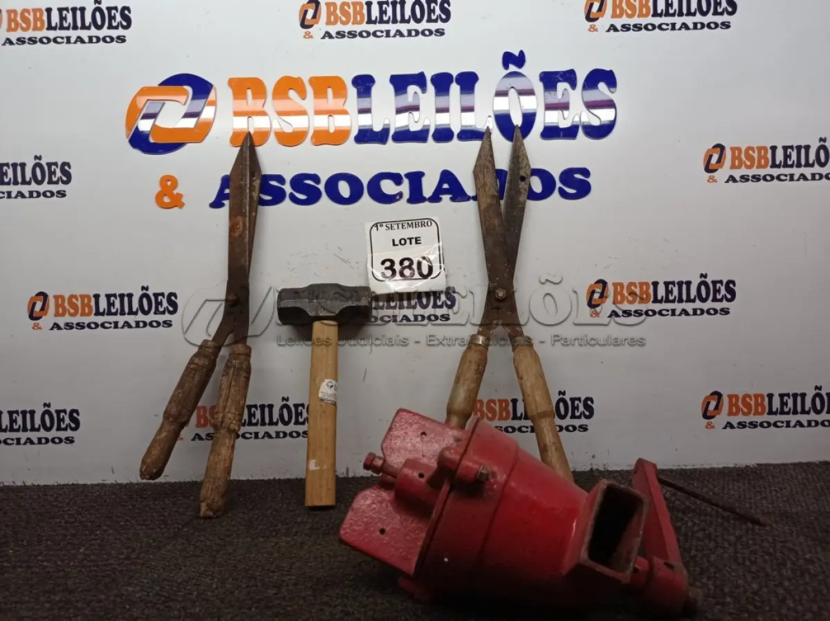 LOTE 380 - 02 TESOURAS DE PODA, 01 MARRETA E 01 MOEDOR ANTIGO. (NO ESTADO) ATENÇÃO! FAZER A VISITAÇÃO ANTES DE ARREMATAR, NÃO SABEMOS SE FUNCIONA. LEILÃO NÃO TEM GARANTIA E NEM DEVOLUÇÃO, SUJEITO A POSSÍVEIS AVARIAS VISÍVEIS/OCULTAS E/OU AUSÊNCIA DE COMPONENTES.