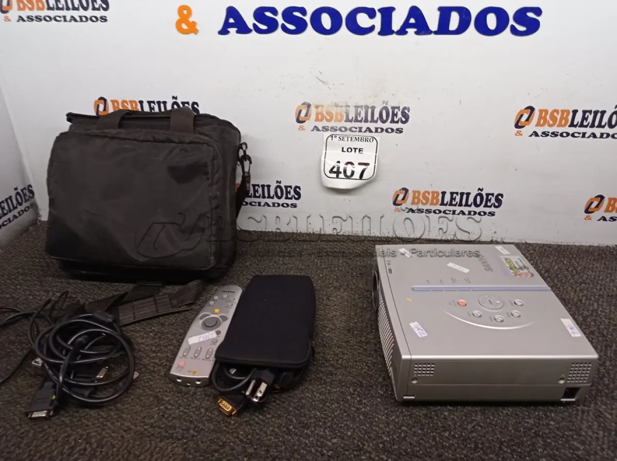LOTE 407 - 01 PROJETOR MULTIMIDIA SANYO COM MALETA. (NO ESTADO) ATENÇÃO! FAZER A VISITAÇÃO ANTES DE ARREMATAR, NÃO SABEMOS SE FUNCIONA. LEILÃO NÃO TEM GARANTIA E NEM DEVOLUÇÃO, SUJEITO A POSSÍVEIS AVARIAS VISÍVEIS/OCULTAS E/OU AUSÊNCIA DE COMPONENTES.