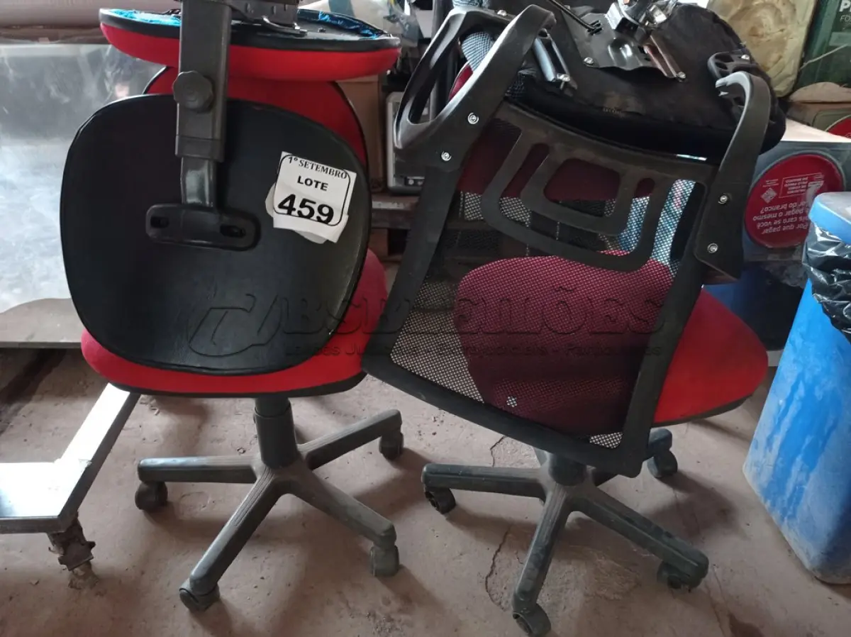 LOTE 459 - 04 CADEIRAS PARA ESCRITÓRIO COM AVARIAS. (NO ESTADO) ATENÇÃO! FAZER A VISITAÇÃO ANTES DE ARREMATAR, NÃO SABEMOS SE FUNCIONA. LEILÃO NÃO TEM GARANTIA E NEM DEVOLUÇÃO, SUJEITO A POSSÍVEIS AVARIAS VISÍVEIS/OCULTAS E/OU AUSÊNCIA DE COMPONENTES.