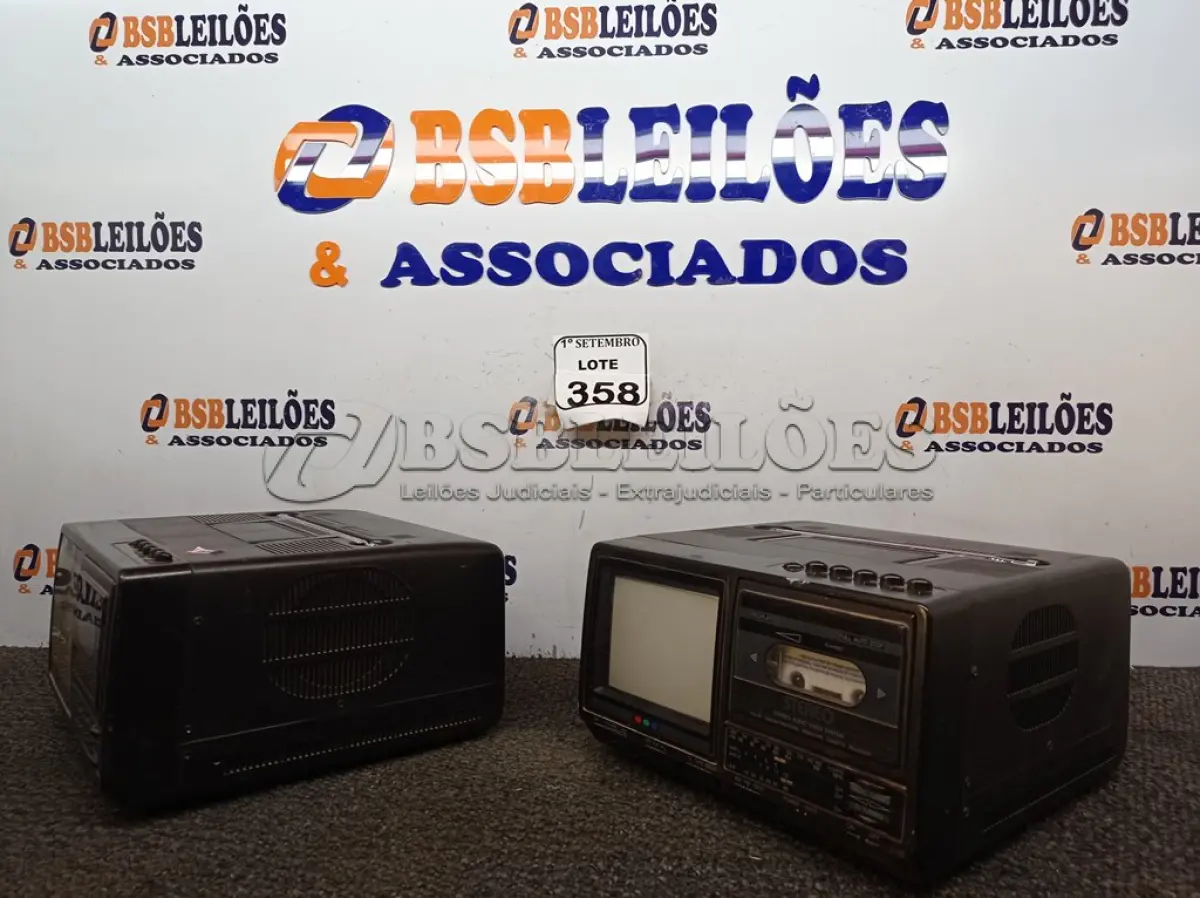 LOTE 358 - 02 TVS DE TUBO COM TOCA-FITAS ACOPLADO ANTIGAS MARCA EMBASSY E CCE. (NO ESTADO) ATENÇÃO! FAZER A VISITAÇÃO ANTES DE ARREMATAR, NÃO SABEMOS SE FUNCIONA. LEILÃO NÃO TEM GARANTIA E NEM DEVOLUÇÃO, SUJEITO A POSSÍVEIS AVARIAS VISÍVEIS/OCULTAS E/OU AUSÊNCIA DE COMPONENTES.