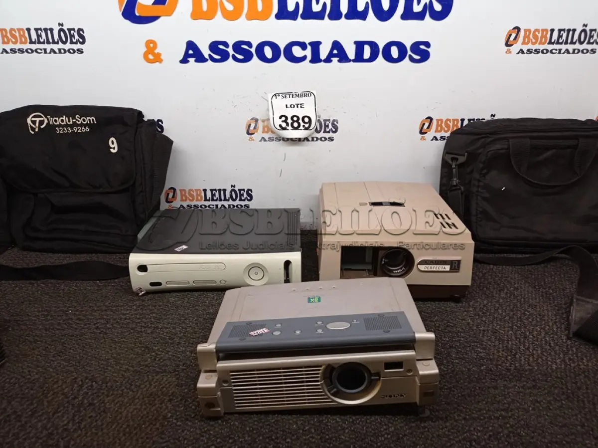 LOTE 389 - 01 XBOX360 E 02 PROJETORES E 02 BOLSAS.  (NO ESTADO) ATENÇÃO! FAZER A VISITAÇÃO ANTES DE ARREMATAR, NÃO SABEMOS SE FUNCIONA. LEILÃO NÃO TEM GARANTIA E NEM DEVOLUÇÃO, SUJEITO A POSSÍVEIS AVARIAS VISÍVEIS/OCULTAS E/OU AUSÊNCIA DE COMPONENTES.