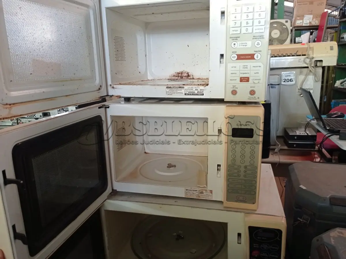 LOTE 224 - 03 MICRO-ONDAS SENDO 01 COM PRATO, MARCAS E MODELOS DIVERSOS. (NO ESTADO) ATENÇÃO! FAZER A VISITAÇÃO ANTES DE ARREMATAR, NÃO SABEMOS SE FUNCIONA. LEILÃO NÃO TEM GARANTIA E NEM DEVOLUÇÃO, SUJEITO A POSSÍVEIS AVARIAS VISÍVEIS/OCULTAS E/OU AUSÊNCIA DE COMPONENTES.