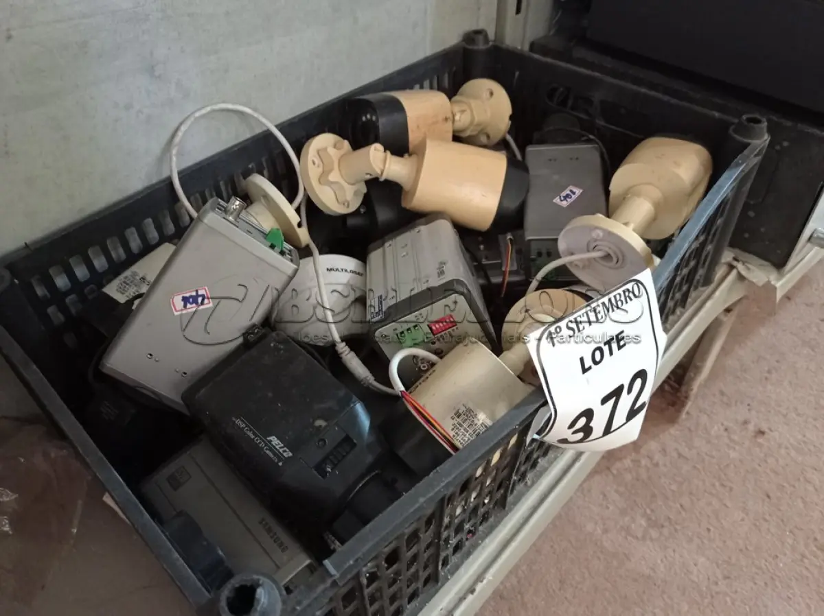 LOTE 372 - DIVERSAS CÂMERAS. (NO ESTADO) ATENÇÃO! FAZER A VISITAÇÃO ANTES DE ARREMATAR, NÃO SABEMOS SE FUNCIONA. LEILÃO NÃO TEM GARANTIA E NEM DEVOLUÇÃO, SUJEITO A POSSÍVEIS AVARIAS VISÍVEIS/OCULTAS E/OU AUSÊNCIA DE COMPONENTES.