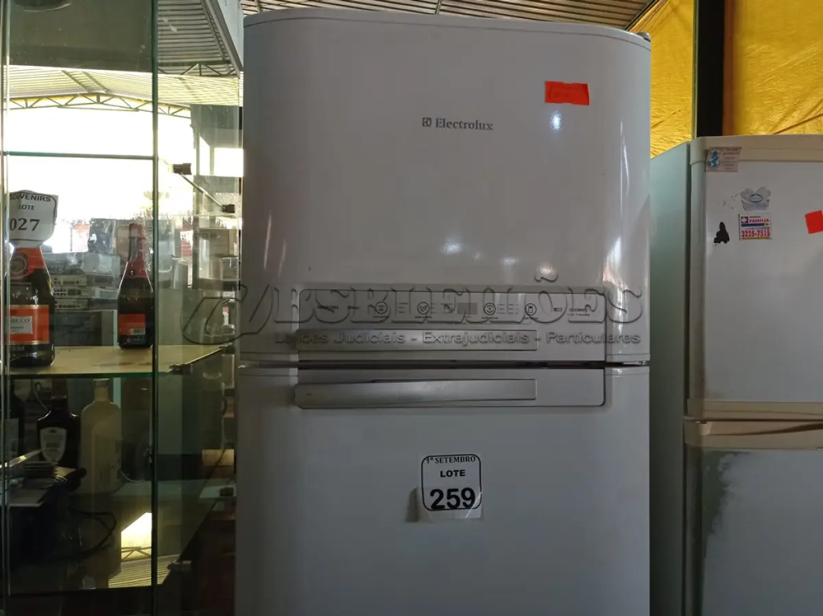 LOTE 259 - 01 GELADEIRA MARCA ELECTROLUX 220V. (NO ESTADO) ATENÇÃO! FAZER A VISITAÇÃO ANTES DE ARREMATAR, NÃO SABEMOS SE FUNCIONA. LEILÃO NÃO TEM GARANTIA E NEM DEVOLUÇÃO, SUJEITO A POSSÍVEIS AVARIAS VISÍVEIS/OCULTAS E/OU AUSÊNCIA DE COMPONENTES.