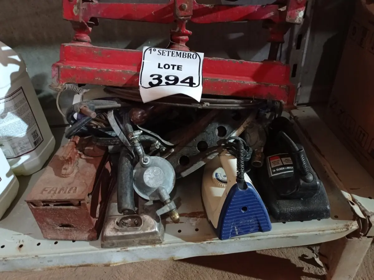 LOTE 394 - 01 BALANÇA ANTIGA INCOMPLETA, VÁRIOS FERROS DE PASSAR E MATERIAIS DIVERSOS.  (NO ESTADO) ATENÇÃO! FAZER A VISITAÇÃO ANTES DE ARREMATAR, NÃO SABEMOS SE FUNCIONA. LEILÃO NÃO TEM GARANTIA E NEM DEVOLUÇÃO, SUJEITO A POSSÍVEIS AVARIAS VISÍVEIS/OCULTAS E/OU AUSÊNCIA DE COMPONENTES.