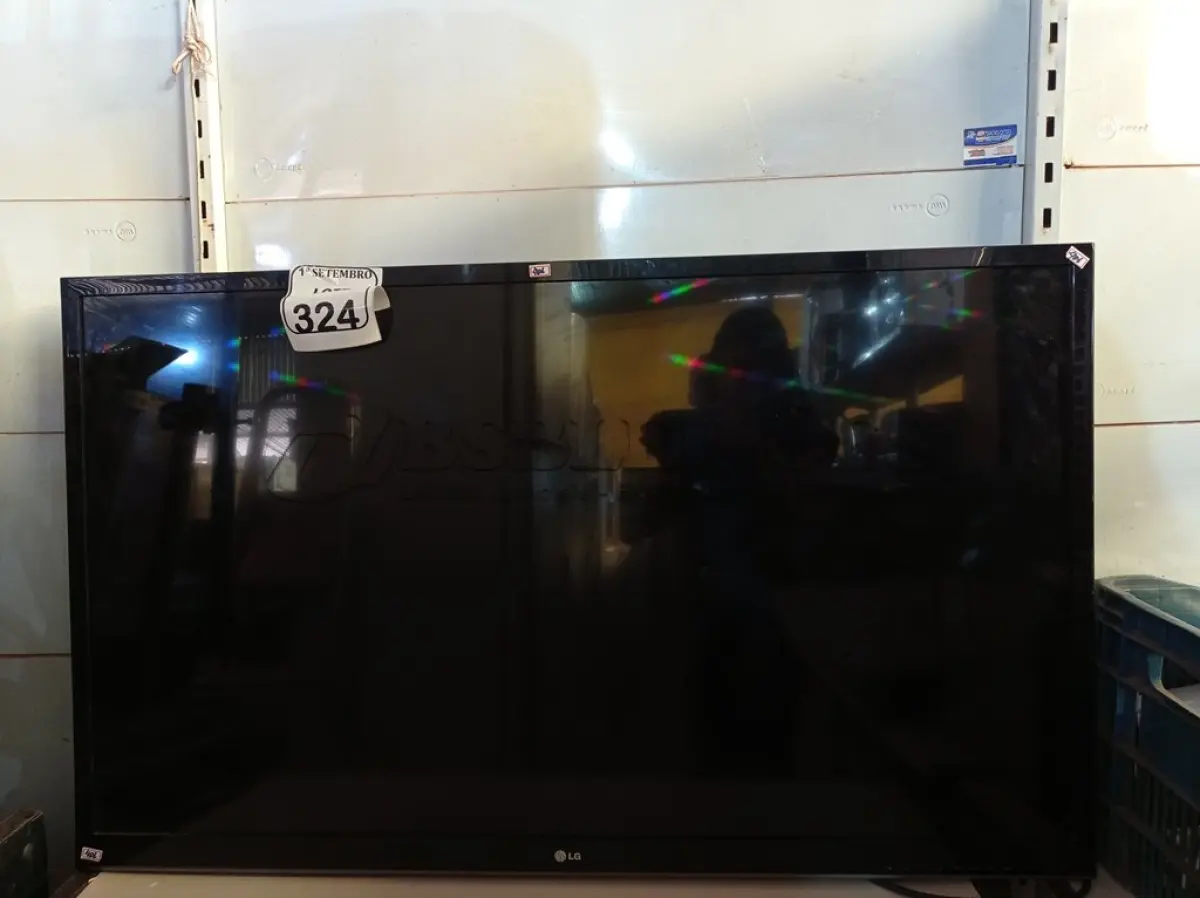 LOTE 324 - 01 TV LG “47” POLEGADAS. (NO ESTADO) ATENÇÃO! FAZER A VISITAÇÃO ANTES DE ARREMATAR, NÃO SABEMOS SE FUNCIONA. LEILÃO NÃO TEM GARANTIA E NEM DEVOLUÇÃO, SUJEITO A POSSÍVEIS AVARIAS VISÍVEIS/OCULTAS E/OU AUSÊNCIA DE COMPONENTES.