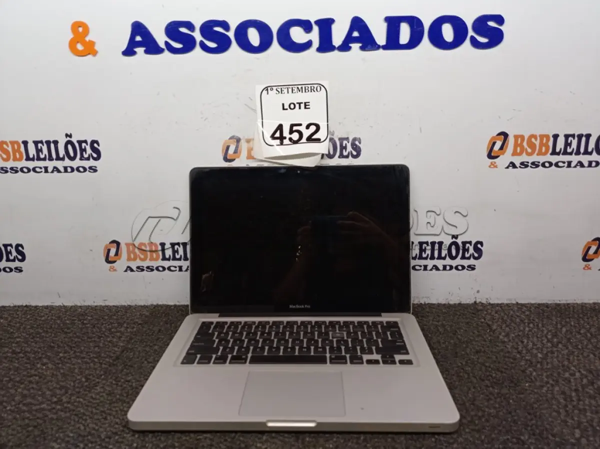 LOTE 452 - 01 MACBOOK PRO SEM FONTE. (NO ESTADO) ATENÇÃO! FAZER A VISITAÇÃO ANTES DE ARREMATAR, NÃO SABEMOS SE FUNCIONA. LEILÃO NÃO TEM GARANTIA E NEM DEVOLUÇÃO, SUJEITO A POSSÍVEIS AVARIAS VISÍVEIS/OCULTAS E/OU AUSÊNCIA DE COMPONENTES.