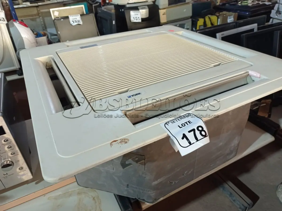 LOTE 178 - 01 EVAPORADORA DE TETO K7 MARCA YORK. (NO ESTADO) ATENÇÃO! FAZER A VISITAÇÃO ANTES DE ARREMATAR, NÃO SABEMOS SE FUNCIONA. LEILÃO NÃO TEM GARANTIA E NEM DEVOLUÇÃO, SUJEITO A POSSÍVEIS AVARIAS VISÍVEIS/OCULTAS E/OU AUSÊNCIA DE COMPONENTES.