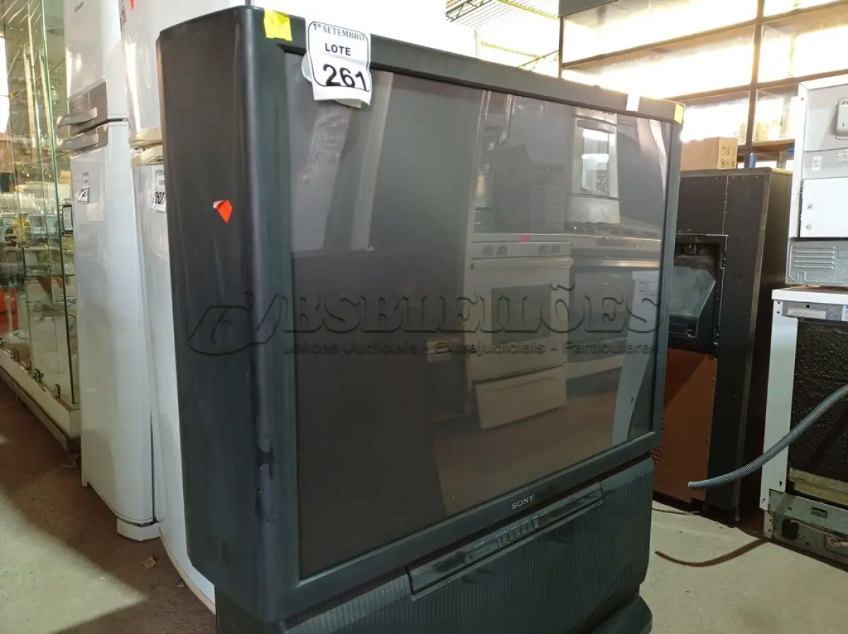 LOTE 261 - 01 TV DE TUBO MARCA SONY. (NO ESTADO) ATENÇÃO! FAZER A VISITAÇÃO ANTES DE ARREMATAR, NÃO SABEMOS SE FUNCIONA. LEILÃO NÃO TEM GARANTIA E NEM DEVOLUÇÃO, SUJEITO A POSSÍVEIS AVARIAS VISÍVEIS/OCULTAS E/OU AUSÊNCIA DE COMPONENTES.