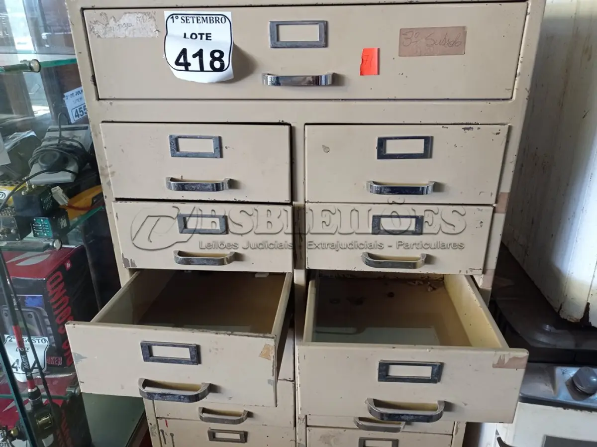 LOTE 418 - 01 FICHÁRIO EM AÇO COM 21 GAVETAS. (NO ESTADO) ATENÇÃO! FAZER A VISITAÇÃO ANTES DE ARREMATAR, NÃO SABEMOS SE FUNCIONA. LEILÃO NÃO TEM GARANTIA E NEM DEVOLUÇÃO, SUJEITO A POSSÍVEIS AVARIAS VISÍVEIS/OCULTAS E/OU AUSÊNCIA DE COMPONENTES.