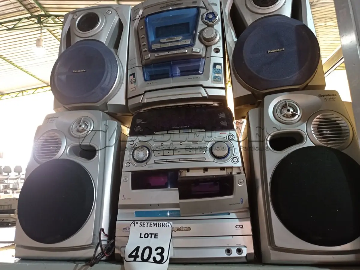 LOTE 403 - 02 APARELHOS DE SOM MARCA PANASONIC E GRADIENTE. (NO ESTADO) ATENÇÃO! FAZER A VISITAÇÃO ANTES DE ARREMATAR, NÃO SABEMOS SE FUNCIONA. LEILÃO NÃO TEM GARANTIA E NEM DEVOLUÇÃO, SUJEITO A POSSÍVEIS AVARIAS VISÍVEIS/OCULTAS E/OU AUSÊNCIA DE COMPONENTES.