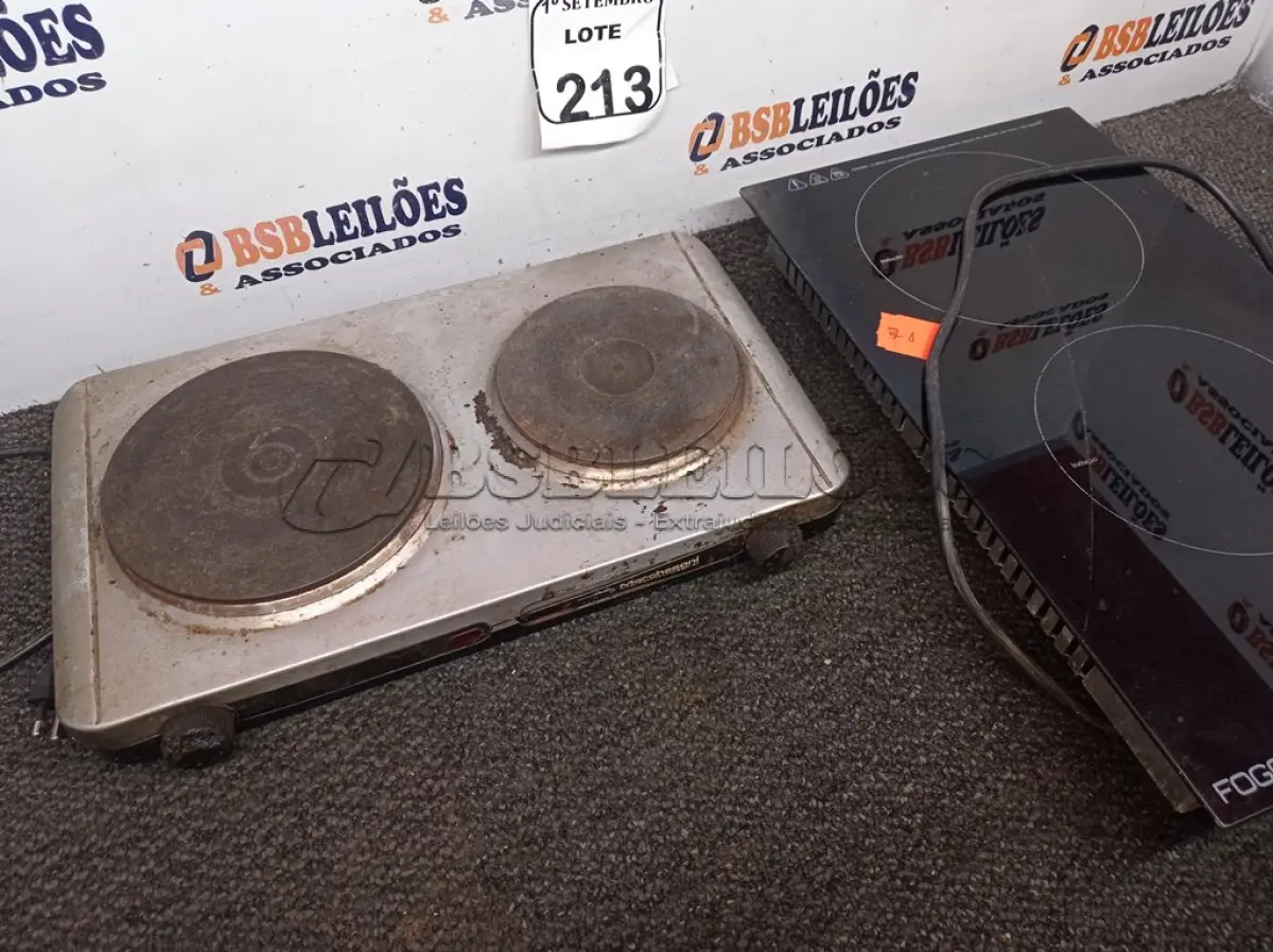 LOTE 213 - 02 FOGÕES ELÉTRICOS SENDO 01 DE INDUÇÃO COM AVARIAS. (NO ESTADO) ATENÇÃO! FAZER A VISITAÇÃO ANTES DE ARREMATAR, NÃO SABEMOS SE FUNCIONA. LEILÃO NÃO TEM GARANTIA E NEM DEVOLUÇÃO, SUJEITO A POSSÍVEIS AVARIAS VISÍVEIS/OCULTAS E/OU AUSÊNCIA DE COMPONENTES.