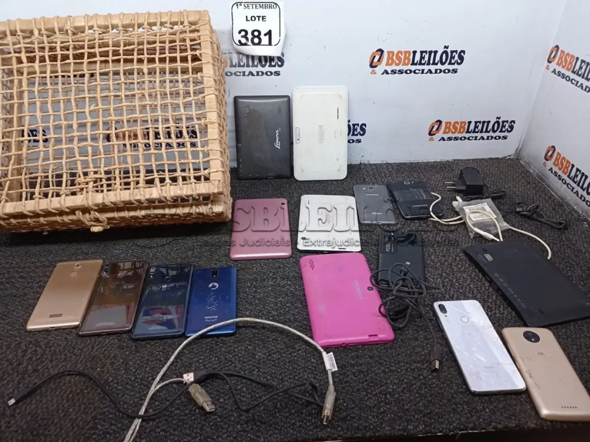 LOTE 381 - 06 TABLETS E 09 CELULARES MARCAS E MODELOS DIVERSOS. (NO ESTADO) ATENÇÃO! FAZER A VISITAÇÃO ANTES DE ARREMATAR, NÃO SABEMOS SE FUNCIONA. LEILÃO NÃO TEM GARANTIA E NEM DEVOLUÇÃO, SUJEITO A POSSÍVEIS AVARIAS VISÍVEIS/OCULTAS E/OU AUSÊNCIA DE COMPONENTES.