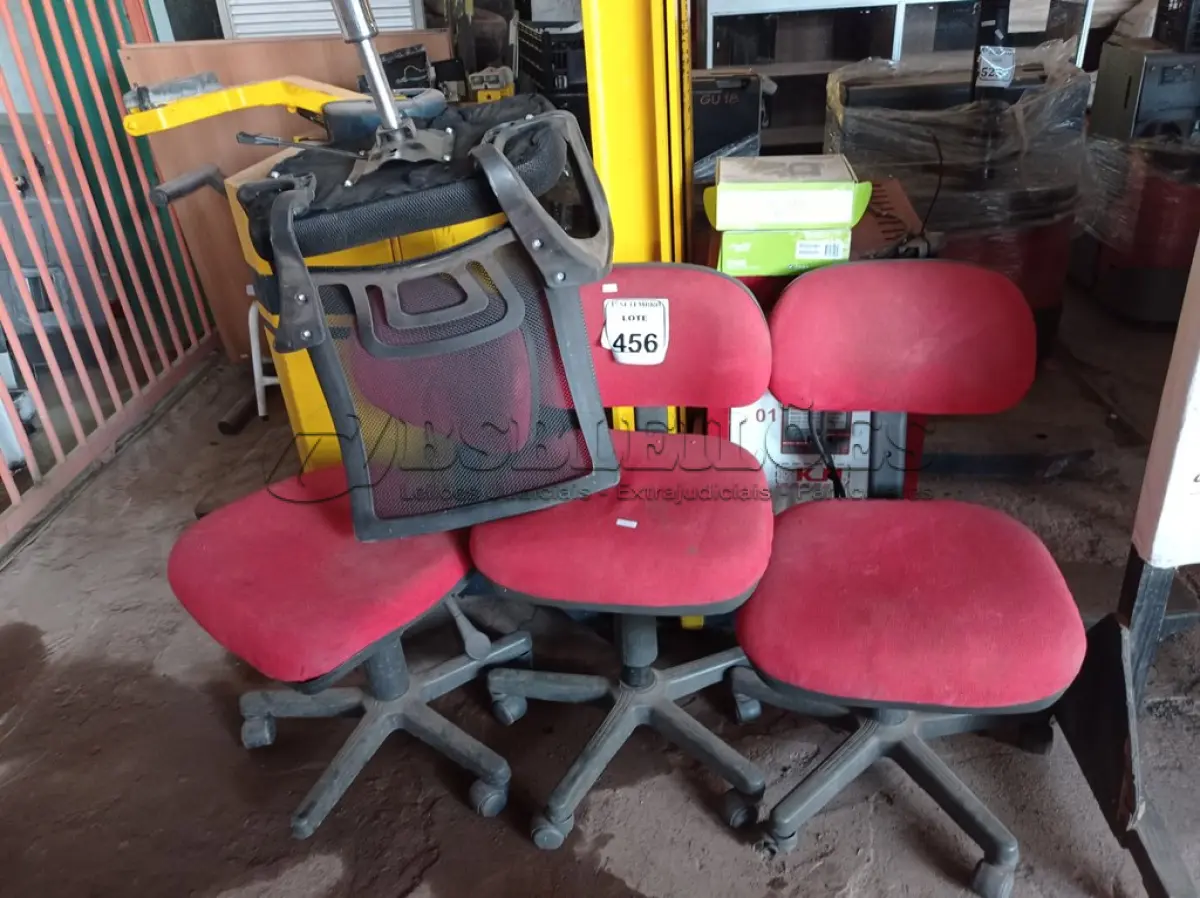 LOTE 456 - 04 CADEIRAS PARA ESCRITÓRIO COM AVARIAS. (NO ESTADO) ATENÇÃO! FAZER A VISITAÇÃO ANTES DE ARREMATAR, NÃO SABEMOS SE FUNCIONA. LEILÃO NÃO TEM GARANTIA E NEM DEVOLUÇÃO, SUJEITO A POSSÍVEIS AVARIAS VISÍVEIS/OCULTAS E/OU AUSÊNCIA DE COMPONENTES.