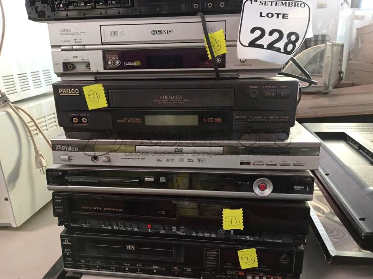 LOTE 228 - 04 VIDEOCASSETES E VÁRIOS APARELHOS DE DVDS, MARCAS E MODELOS DIVERSOS. (NO ESTADO) ATENÇÃO! FAZER A VISITAÇÃO ANTES DE ARREMATAR, NÃO SABEMOS SE FUNCIONA. LEILÃO NÃO TEM GARANTIA E NEM DEVOLUÇÃO, SUJEITO A POSSÍVEIS AVARIAS VISÍVEIS/OCULTAS E/OU AUSÊNCIA DE COMPONENTES.