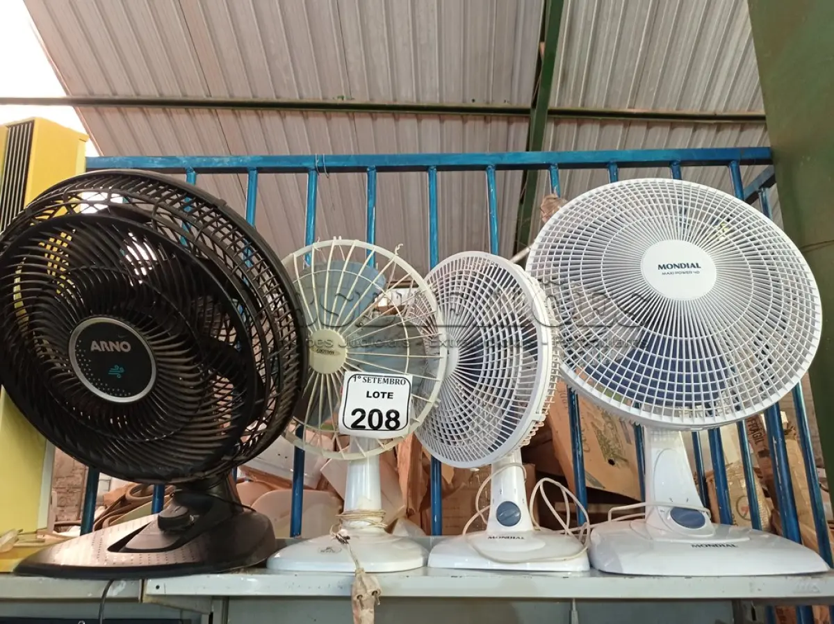 LOTE 208 - 05 VENTILADORES MARCAS E MODELOS DIVERSOS. (NO ESTADO) ATENÇÃO! FAZER A VISITAÇÃO ANTES DE ARREMATAR, NÃO SABEMOS SE FUNCIONA. LEILÃO NÃO TEM GARANTIA E NEM DEVOLUÇÃO, SUJEITO A POSSÍVEIS AVARIAS VISÍVEIS/OCULTAS E/OU AUSÊNCIA DE COMPONENTES.