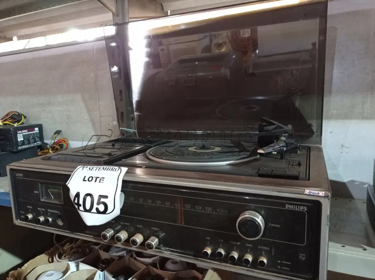 LOTE 405 - 01 TOCA DISCOS ANTIGA MARCA PHILIPS MODELO AH902. (NO ESTADO) ATENÇÃO! FAZER A VISITAÇÃO ANTES DE ARREMATAR, NÃO SABEMOS SE FUNCIONA. LEILÃO NÃO TEM GARANTIA E NEM DEVOLUÇÃO, SUJEITO A POSSÍVEIS AVARIAS VISÍVEIS/OCULTAS E/OU AUSÊNCIA DE COMPONENTES.