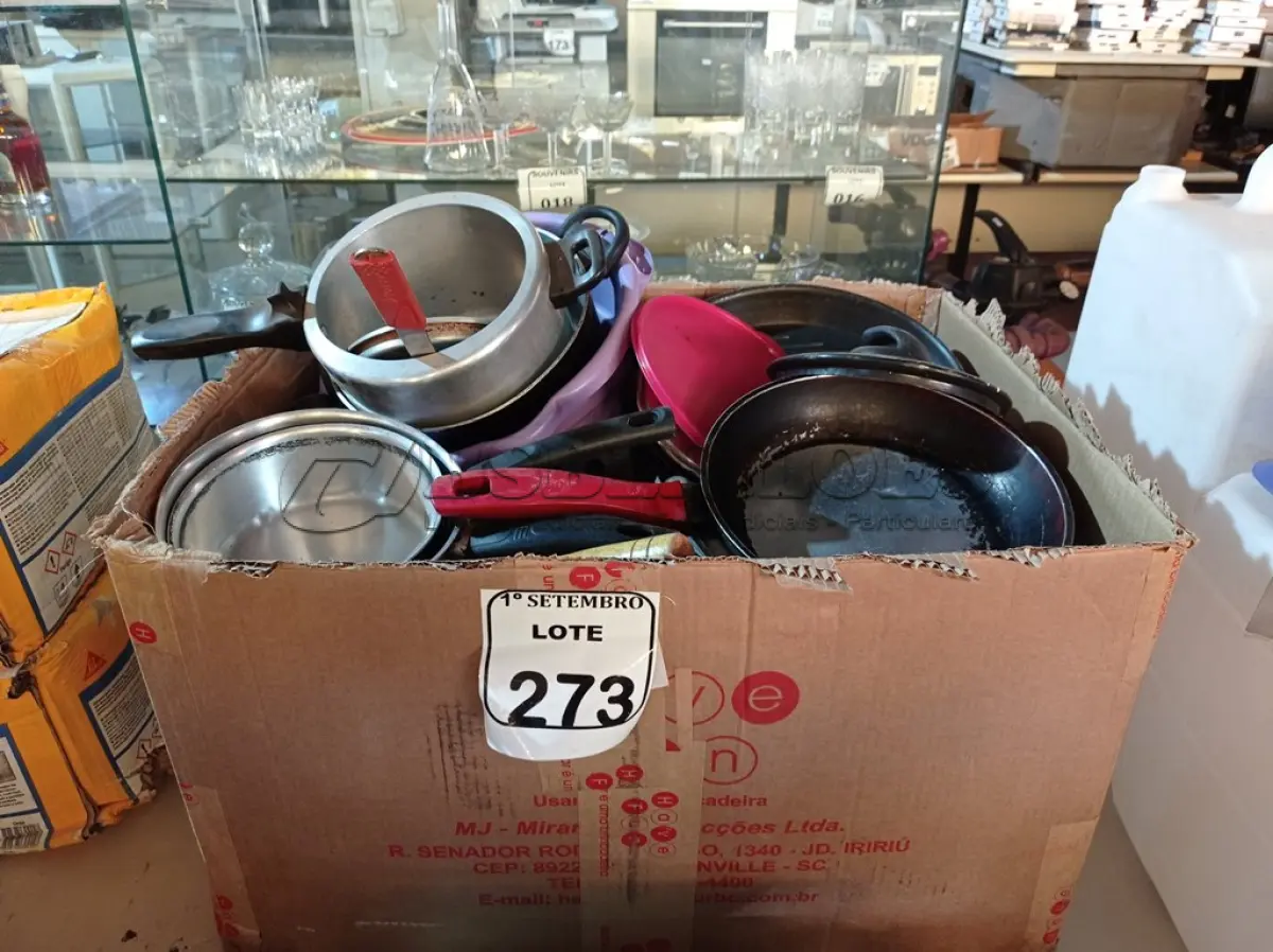 LOTE 273 - 01 LOTE COM DIVERSOS UTENSÍLIOS PARA COZINHA. (NO ESTADO) ATENÇÃO! FAZER A VISITAÇÃO ANTES DE ARREMATAR, NÃO SABEMOS SE FUNCIONA. LEILÃO NÃO TEM GARANTIA E NEM DEVOLUÇÃO, SUJEITO A POSSÍVEIS AVARIAS VISÍVEIS/OCULTAS E/OU AUSÊNCIA DE COMPONENTES.