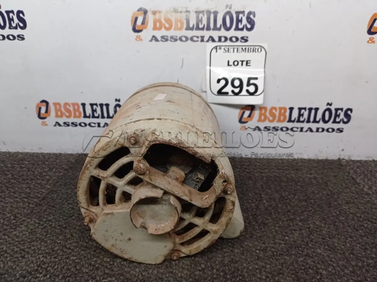 LOTE 295 - 01 MOTOR ELÉTRICO. (NO ESTADO) ATENÇÃO! FAZER A VISITAÇÃO ANTES DE ARREMATAR, NÃO SABEMOS SE FUNCIONA. LEILÃO NÃO TEM GARANTIA E NEM DEVOLUÇÃO, SUJEITO A POSSÍVEIS AVARIAS VISÍVEIS/OCULTAS E/OU AUSÊNCIA DE COMPONENTES.